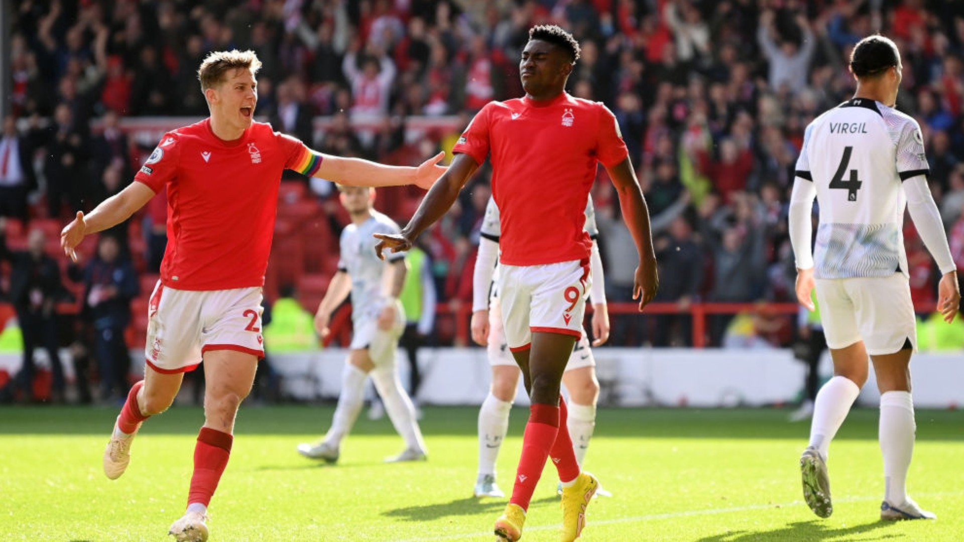 他向我们展 他向我们展